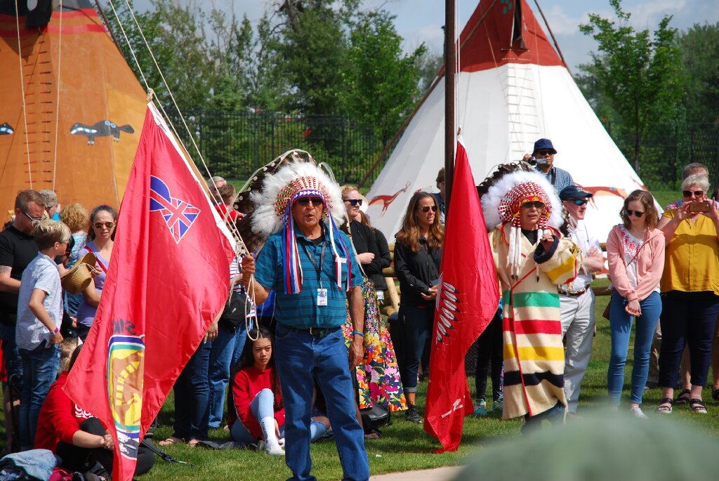 Elbow River Camp - First Nations Village. Церемония поднятия флагов.